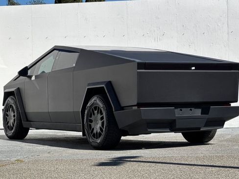 Used 2024 Tesla Cybertruck AWD Crew Cab image 5