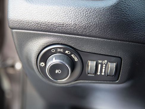 Used 2018 Jeep Compass Latitude w/ Popular Equipment Group image 18