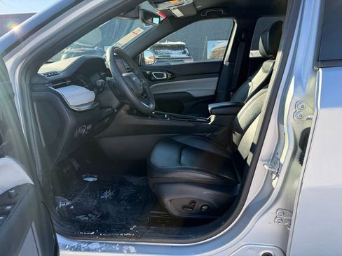 Used 2024 Jeep Compass Limited image 17