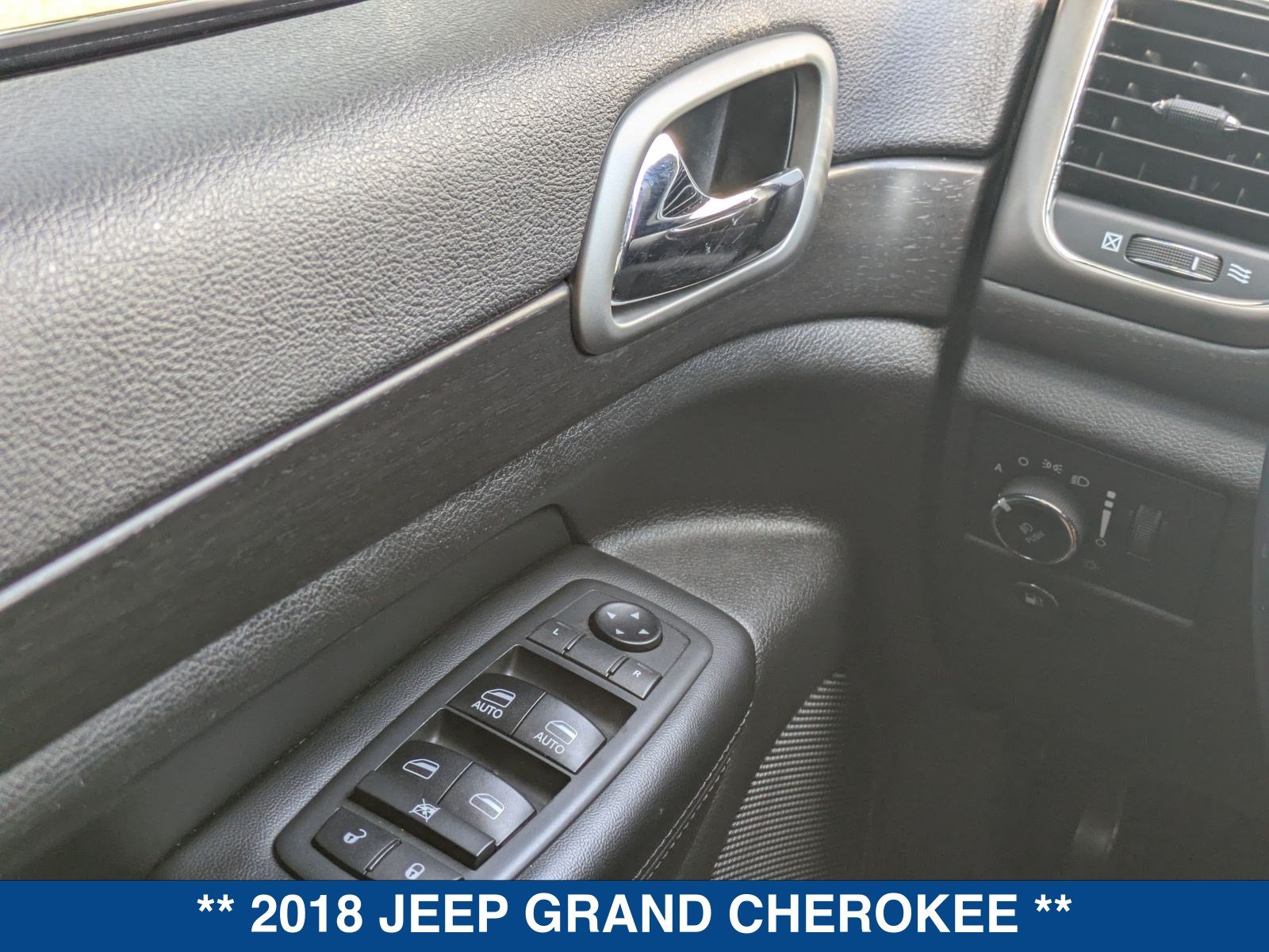 Used 2018 Jeep Grand Cherokee Laredo RWD image 24