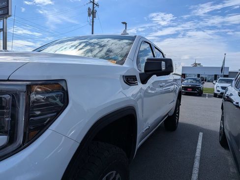 Used 2023 GMC Sierra 1500 AT4 w/ Technology Package AWD/4WD image 4