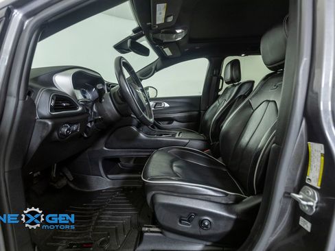 Used 2021 Chrysler Pacifica Limited w/ Uconnect Theater Family Group FWD image 11
