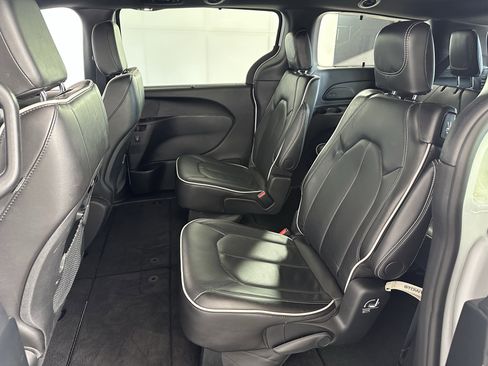 Used 2025 Chrysler Pacifica Limited image 7