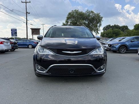 Used 2018 Chrysler Pacifica Limited w/ Advanced Safetytec Group FWD image 2