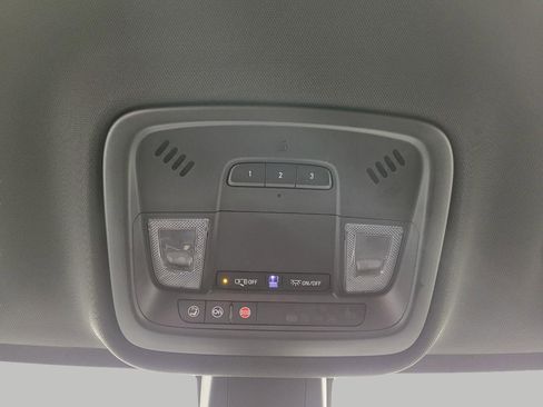 Used 2023 Chevrolet Traverse LT image 19