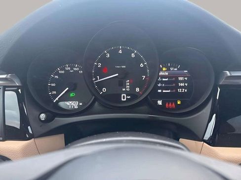 Used 2024 Porsche Macan image 11