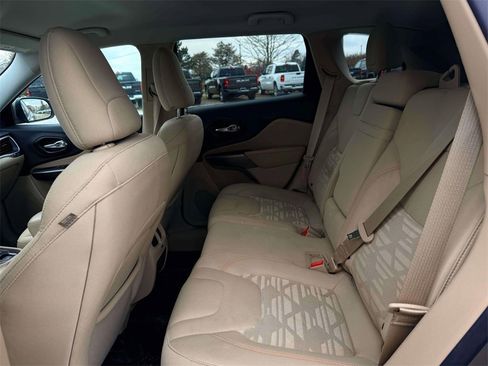 Used 2019 Jeep Cherokee Latitude w/ Cold Weather Group image 12