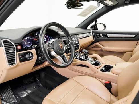 Certified 2023 Porsche Cayenne Platinum Edition image 4