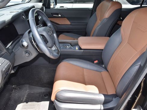 Used 2025 Lexus GX 550 w/ Accessory Package (2T) AWD/4WD image 9