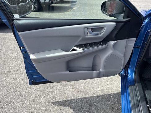 Used 2017 Toyota Camry SE FWD image 13