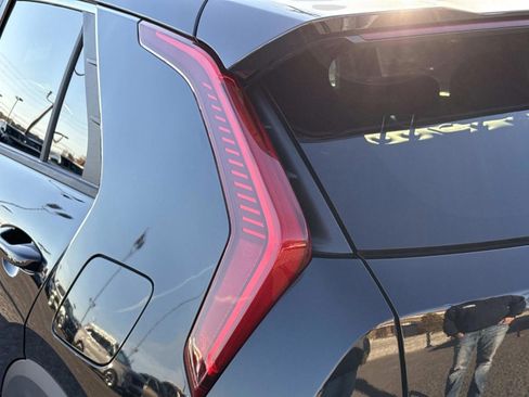 Used 2024 Kia Niro EX w/ EX Cold Weather Package image 13