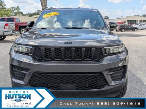 Used 2025 Jeep Grand Cherokee Altitude AWD/4WD image 3