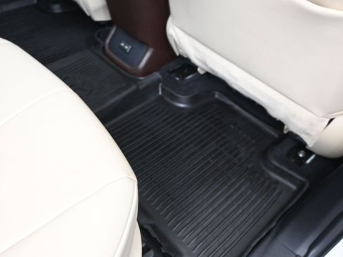 Used 2022 Toyota Highlander XLE AWD/4WD image 20