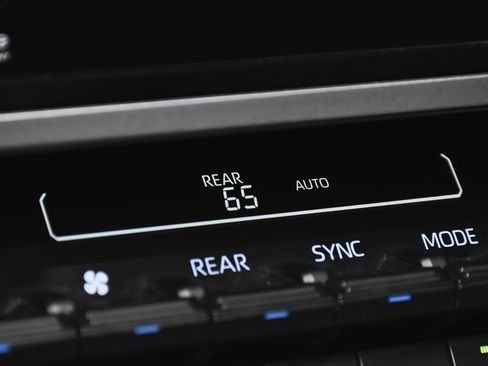 Used 2024 Toyota Sequoia Platinum image 30