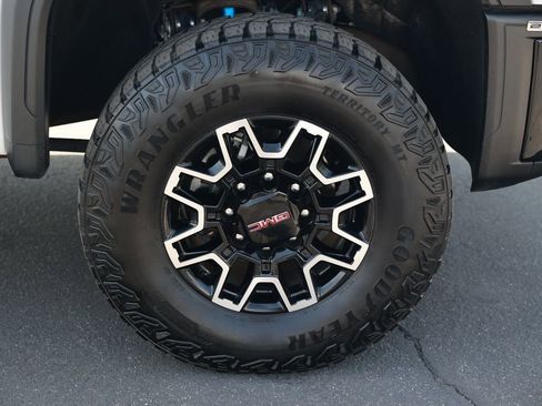 Used 2024 GMC Sierra 2500 AT4X AWD/4WD image 8