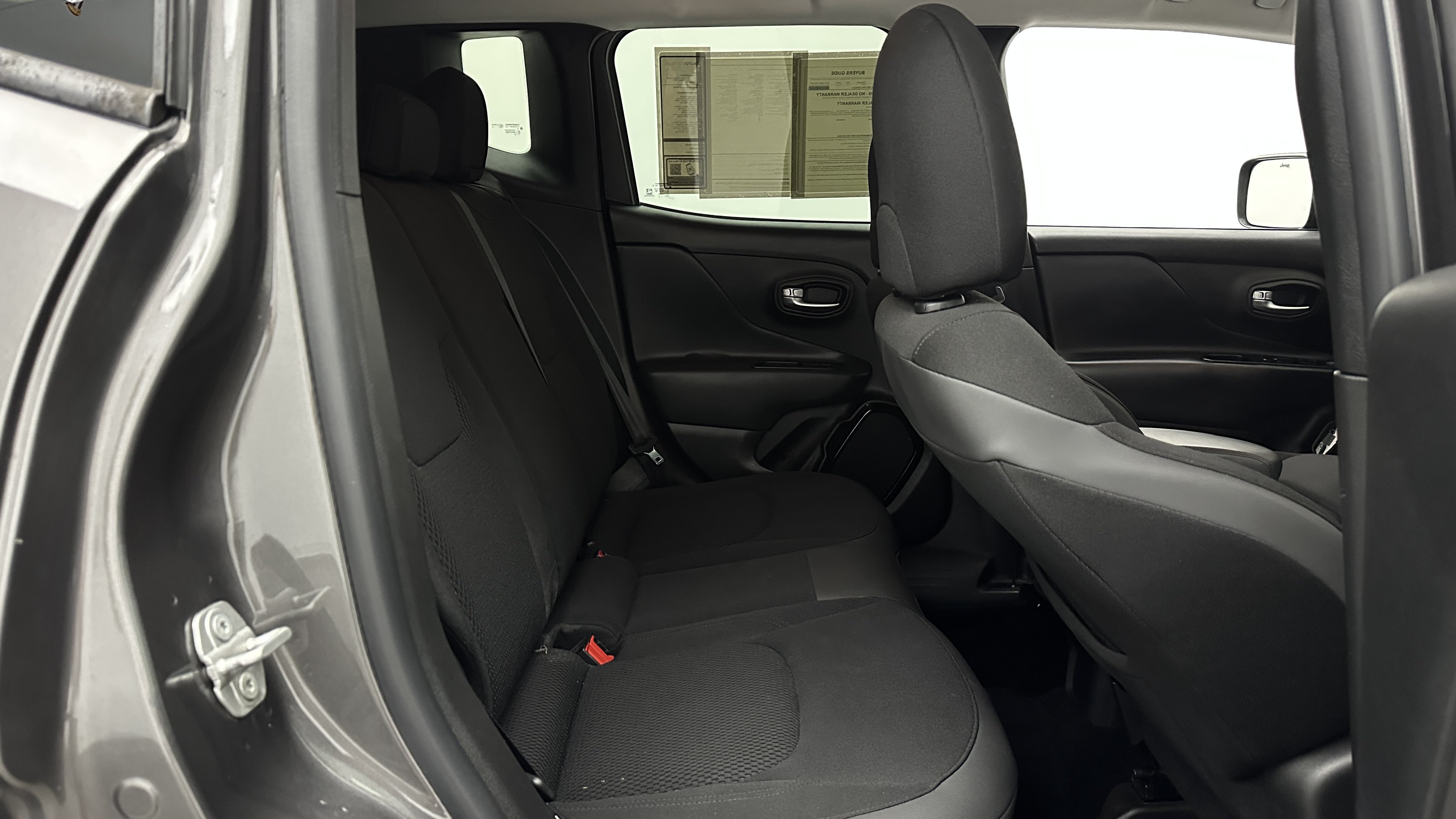 Used 2018 Jeep Renegade Altitude FWD image 31