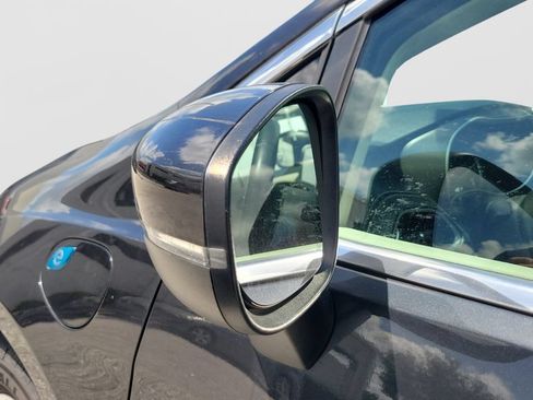 Used 2023 Chrysler Pacifica Touring-L FWD image 4