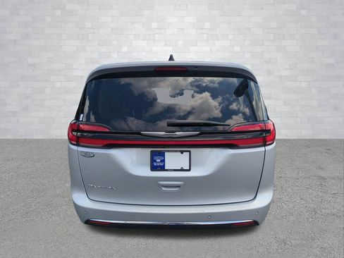 Used 2023 Chrysler Pacifica Touring-L FWD image 6