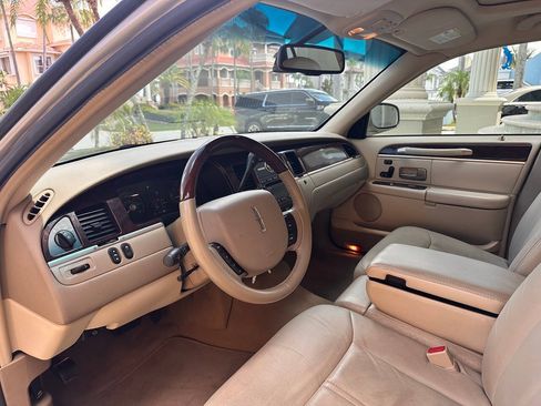 Used 2007 Lincoln Town Car Signature Limited RWD image 14