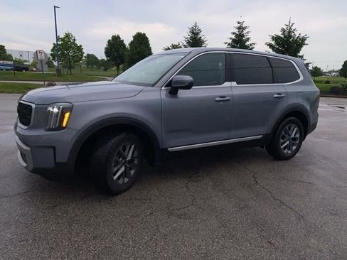 Used 2023 Kia Telluride LX AWD/4WD image 5