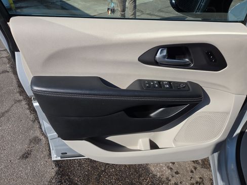 Used 2024 Chrysler Pacifica Touring-L image 5