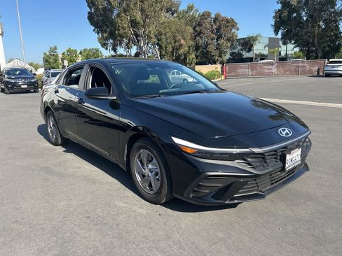 Used 2025 Hyundai Elantra SE FWD image 2