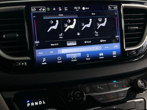 Used 2024 Chrysler Pacifica Touring-L image 19