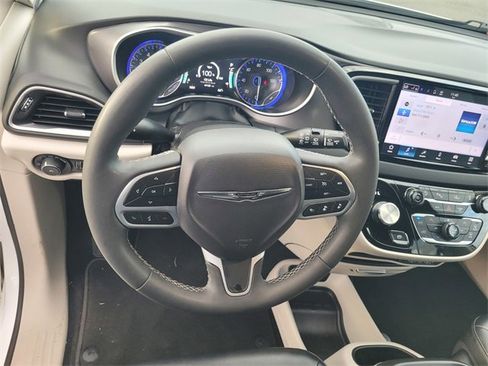 Used 2024 Chrysler Pacifica Touring-L image 30