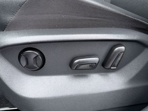 Used 2019 Volkswagen Tiguan SE image 18