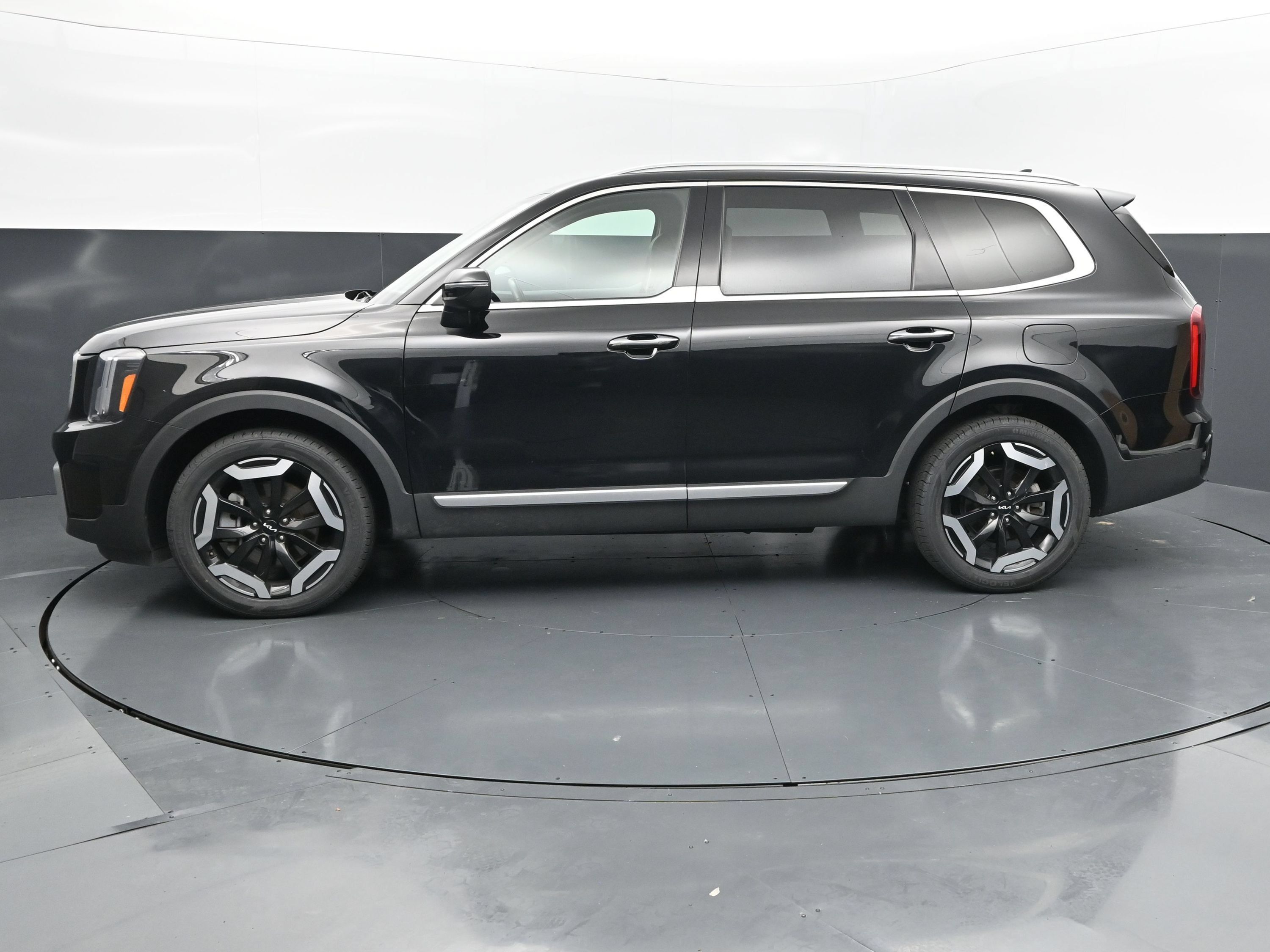 Used 2025 Kia Telluride S FWD image 2