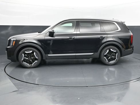 Used 2025 Kia Telluride S FWD image 2