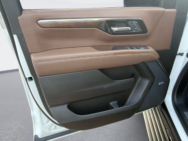 Used 2025 Chevrolet Tahoe High Country AWD/4WD image 17