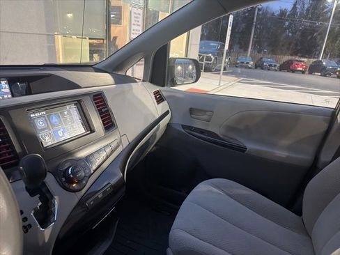 Used 2014 Toyota Sienna LE image 17