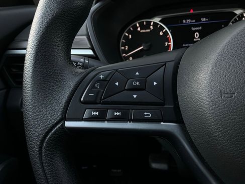 Used 2025 Nissan Altima 2.5 SV image 32