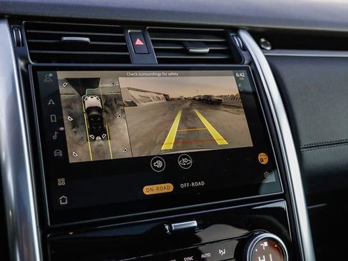 Used 2024 Land Rover Discovery S image 25