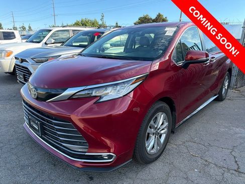 Certified 2022 Toyota Sienna Limited FWD image 3