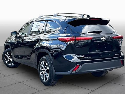 Used 2023 Toyota Highlander XLE AWD/4WD image 12