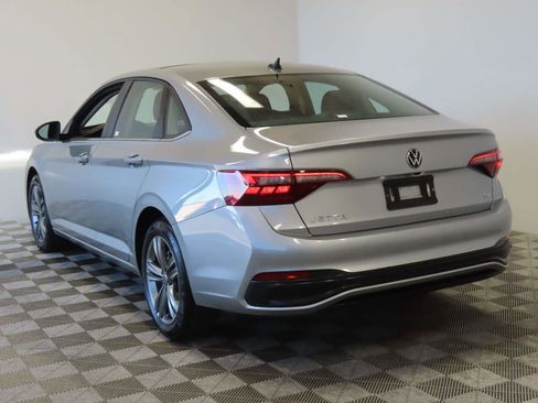 Used 2024 Volkswagen Jetta SE image 3