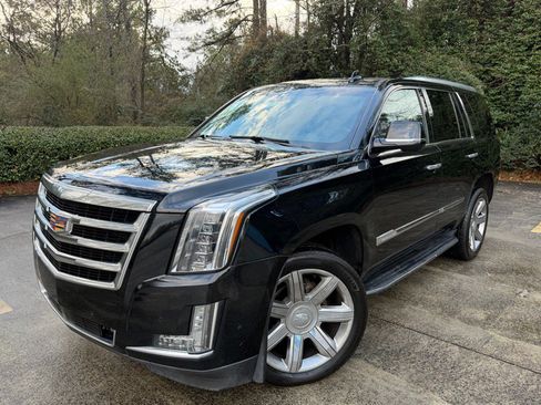 Used 2017 Cadillac Escalade Premium Luxury image 2