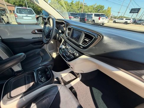 Used 2020 Chrysler Voyager Lxi FWD image 14