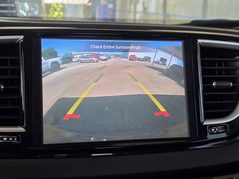 Used 2023 Chrysler Pacifica Touring-L FWD image 15