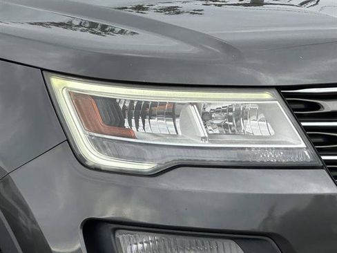 Used 2017 Ford Explorer XLT w/ Equipment Group 202A AWD/4WD image 8