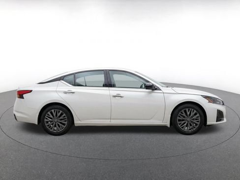Used 2025 Nissan Altima 2.5 SV FWD image 10