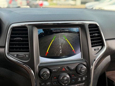 Used 2018 Jeep Grand Cherokee Altitude AWD/4WD image 4