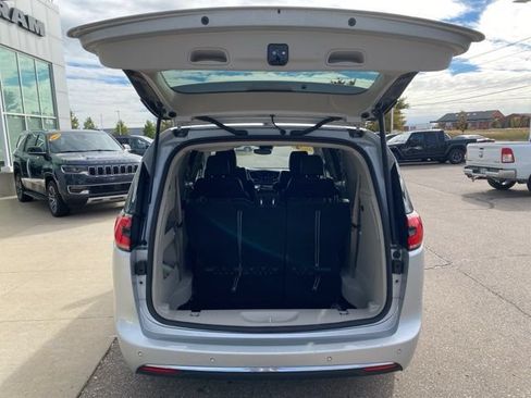 Used 2024 Chrysler Pacifica Touring-L FWD image 26