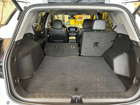 Used 2024 GMC Terrain SLT image 35