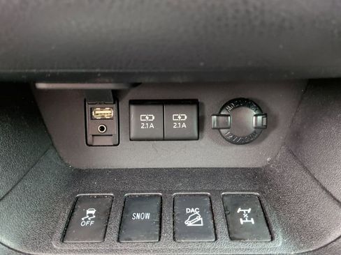 Used 2018 Toyota Highlander SE image 32