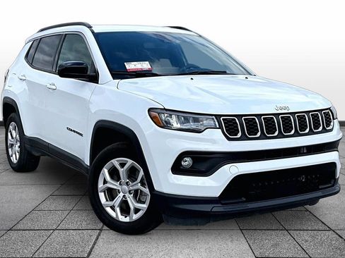 Used 2024 Jeep Compass Latitude AWD/4WD image 2