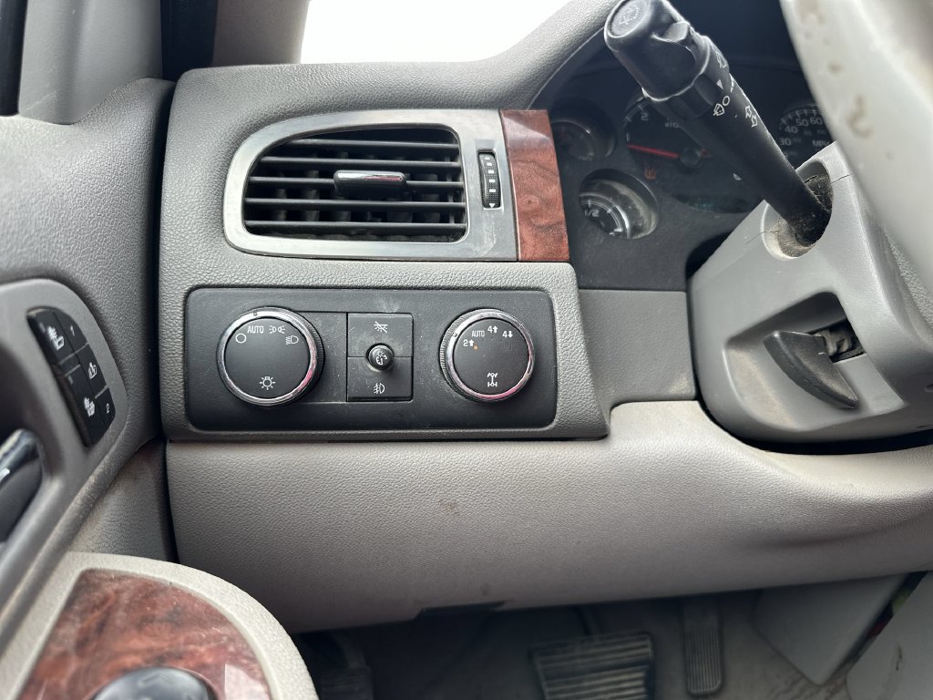 Used 2007 Chevrolet Suburban LTZ w/ LTZ Preferred Equipment Group AWD/4WD image 18