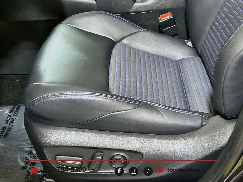 Used 2025 Toyota RAV4 XSE AWD/4WD image 17